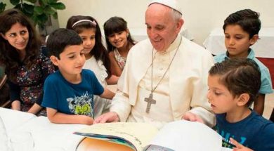 PapaFranciscoAlmuerzaConRefugiadosSiriosEnVaticano_LOsservatoreRomano_200217