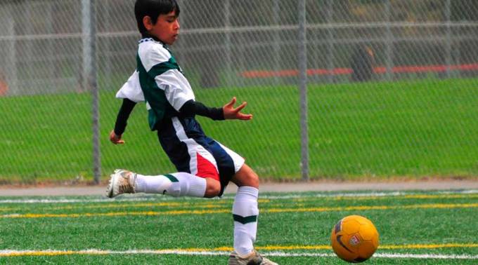 Un sacerdote organiza torneo de fútbol para combatir el odio religioso en Pakistán