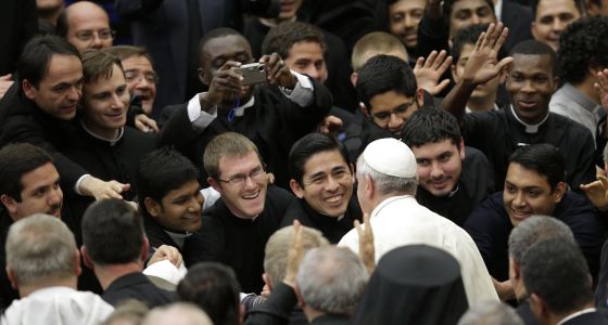 El Santo Padre a los párrocos: ‘Estén cerca de los jóvenes que conviven, no los abandonen’