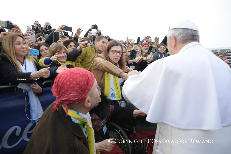 “Entro a Milán como sacerdote”, el Papa Francisco a los residentes de las Casas Blancas