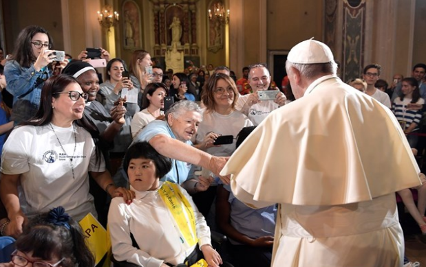 Cercanía del Papa Francisco con los pobres, refugiados, sin techo y detenidos en Génova