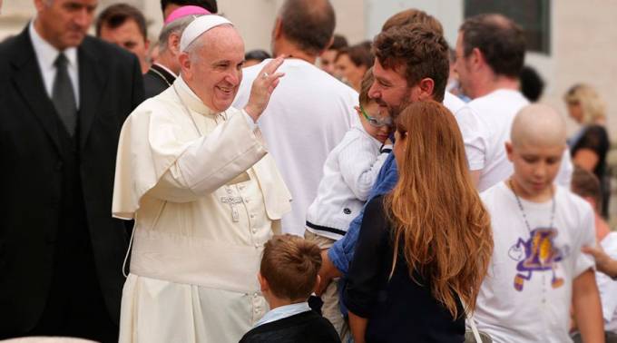 No hay nada más hermoso en la vida que esposarse y formar una familia, dice el Papa