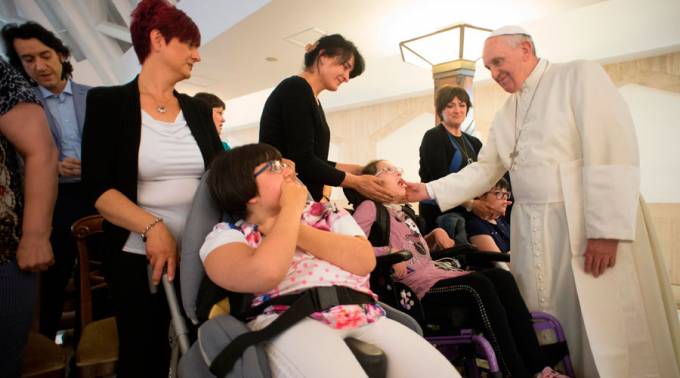 El Papa Francisco sorprende a niños enfermos de Génova antes de su visita