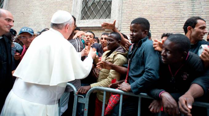 El Papa Francisco ha encontrado con refugiados acogidos en parroquias de Roma