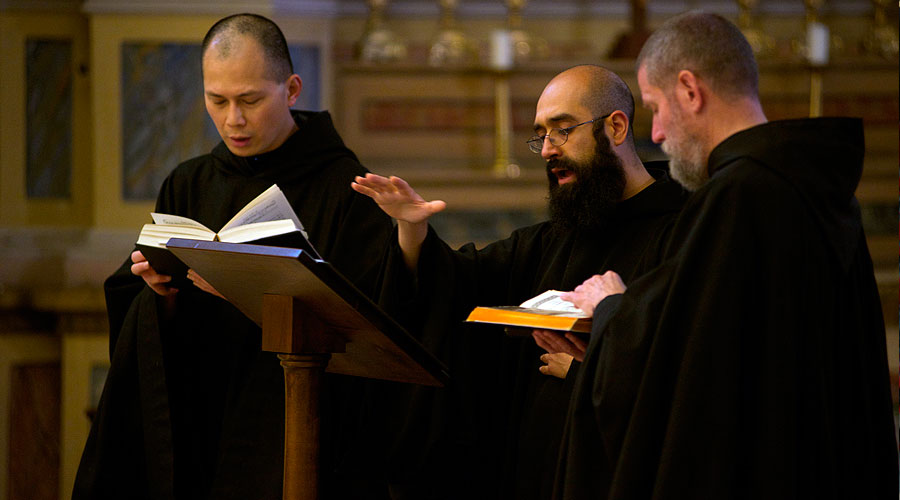 Monjes sorprenden con idea “refrescante” para recaudar fondos y reconstruir monasterio