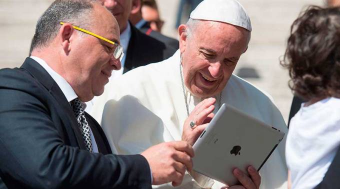 El Papa Francisco usa una tableta para conversar con niños enfermos de un hospital