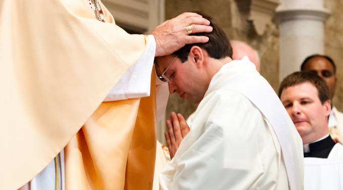 Era protestante e ingeniero espacial y gracias al rosario ahora es sacerdote