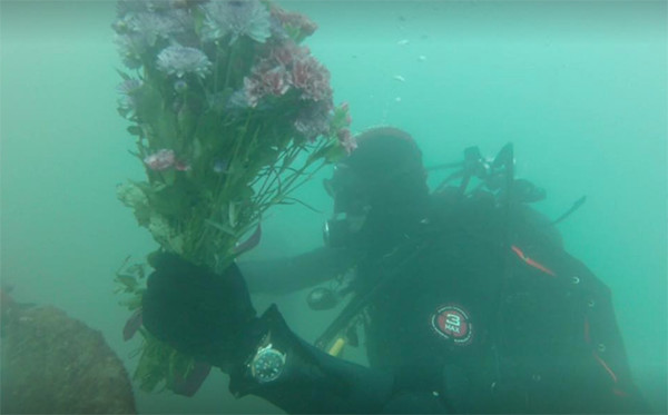 Imagen de la Virgen del Carmen sale en procesión desde el fondo del mar