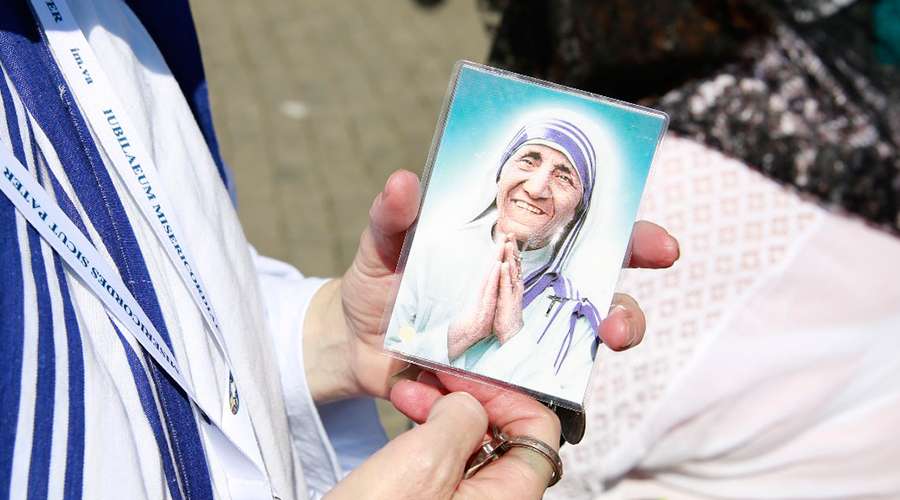 ¿Cómo conseguir una reliquia original de la Madre Teresa de Calcuta? Sigue estos pasos