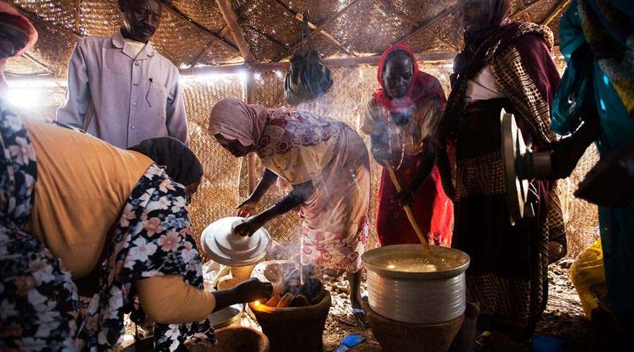 Obligan a refugiados cristianos a rezar oraciones musulmanas para recibir comida