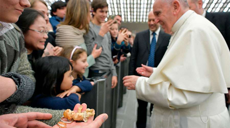 Nunca discutan delante de los niños, pide el Papa a padres de familia