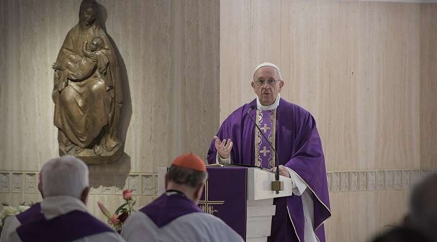 Confesarse no es ir a la tintorería, sino recibir el abrazo de amor de Dios, dice el Papa