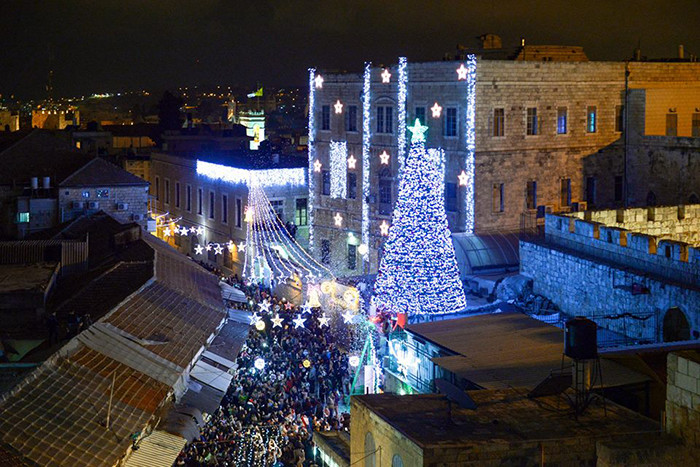 Encienden los árboles de Navidad en la tierra donde nació Jesucristo