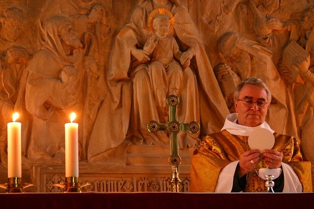 El Papa señala las 3 características en las que se sostiene la autoridad del sacerdote