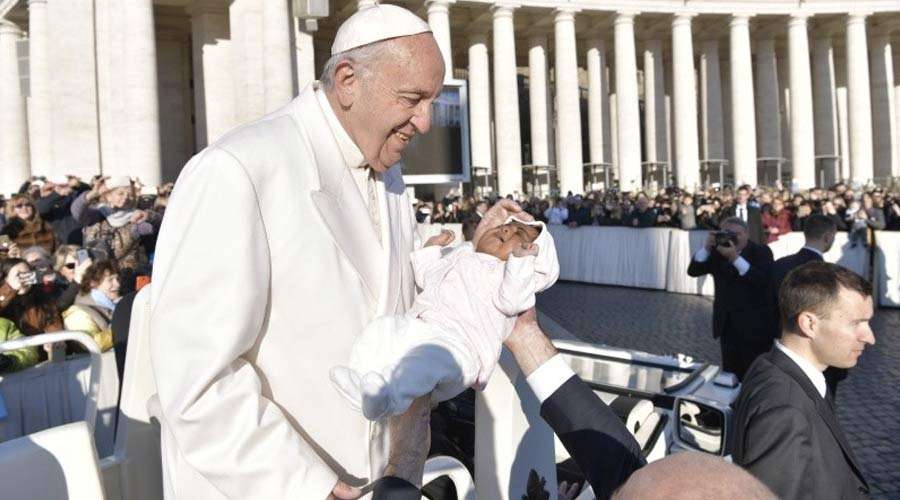 La vida humana, desde su concepción hasta su fin natural, es siempre digna, recuerda el Papa