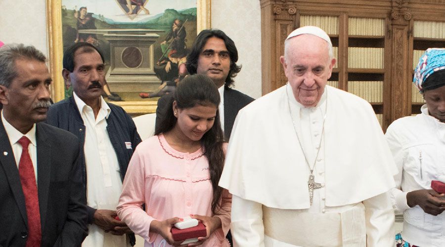 Asia Bibi: Es un milagro recibir el rosario que me envió el Papa