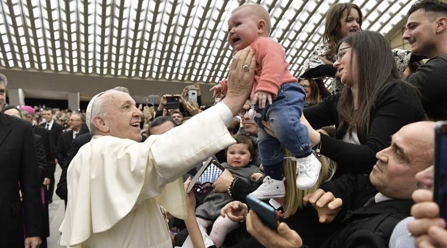 Los gestos predican a Jesucristo mejor que cualquier sermón, escribe el Papa