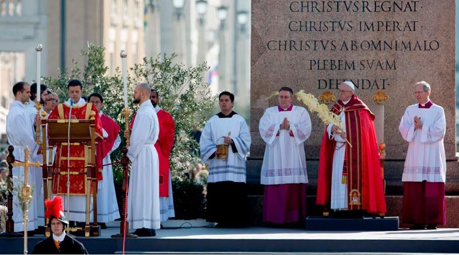 El Papa en Domingo de Ramos: Cuando nos calumnien, miremos a Cristo en la cruz