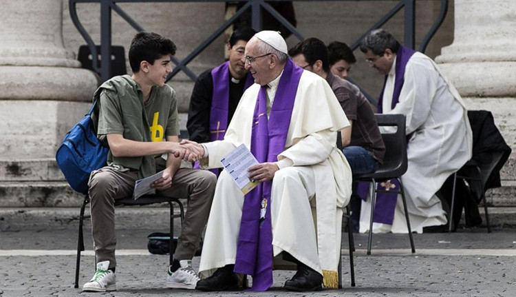 Para confesar bien a los jóvenes primero hay que saber escucharlos, dice el Papa