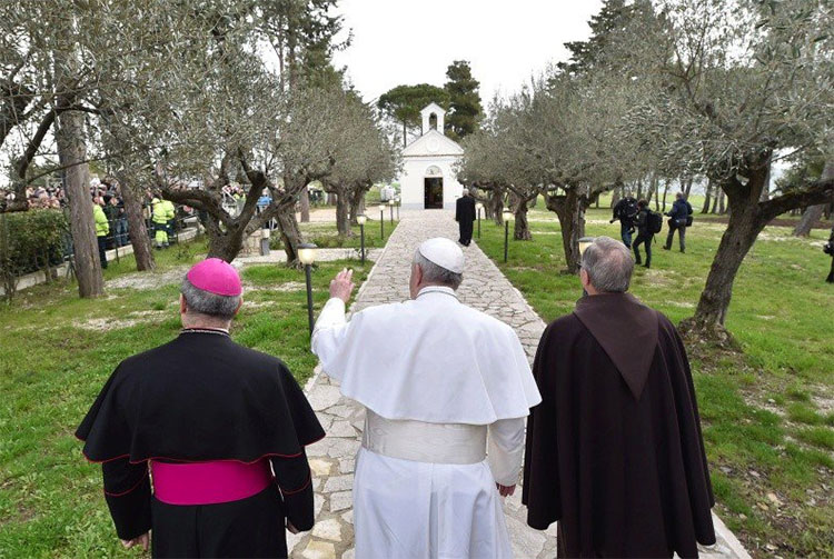 Padre Pío asombró al mundo y es un ejemplo en la lucha contra el demonio, dice el Papa