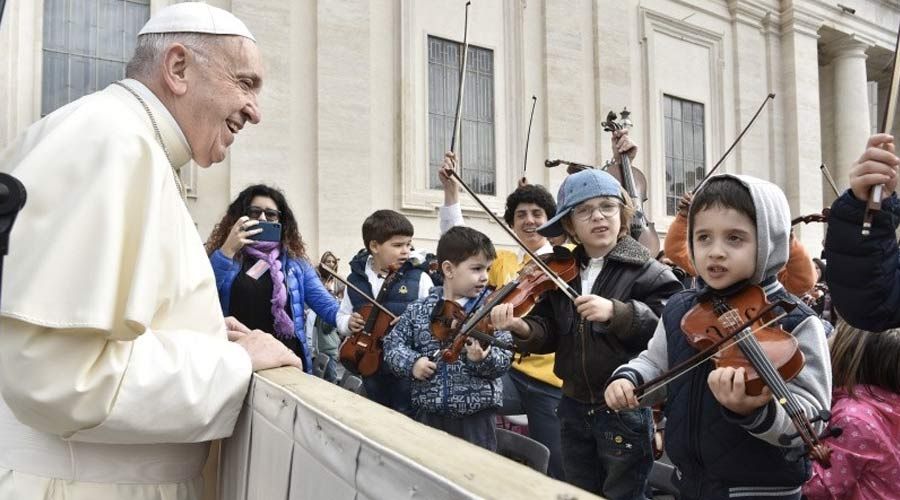 Las 2 propuestas del Papa Francisco para recordar cada día el Bautismo