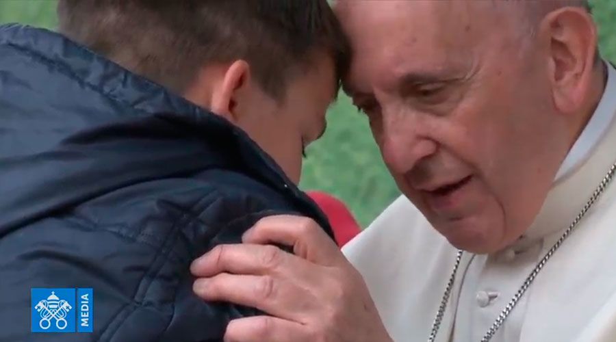 Mi papá ha muerto ¿está en el cielo?, le pregunta un niño llorando al Papa Francisco