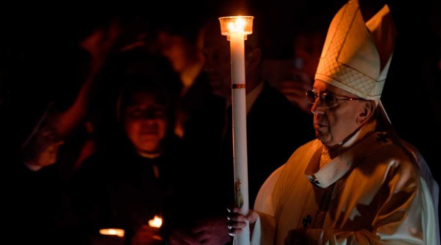 El Papa en la Vigilia Pascual: La resurrección nos invita a romper la rutina y renovarnos