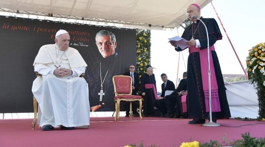 Los pobres son la riqueza de la Iglesia, dice el Papa en nueva visita fuera de Roma