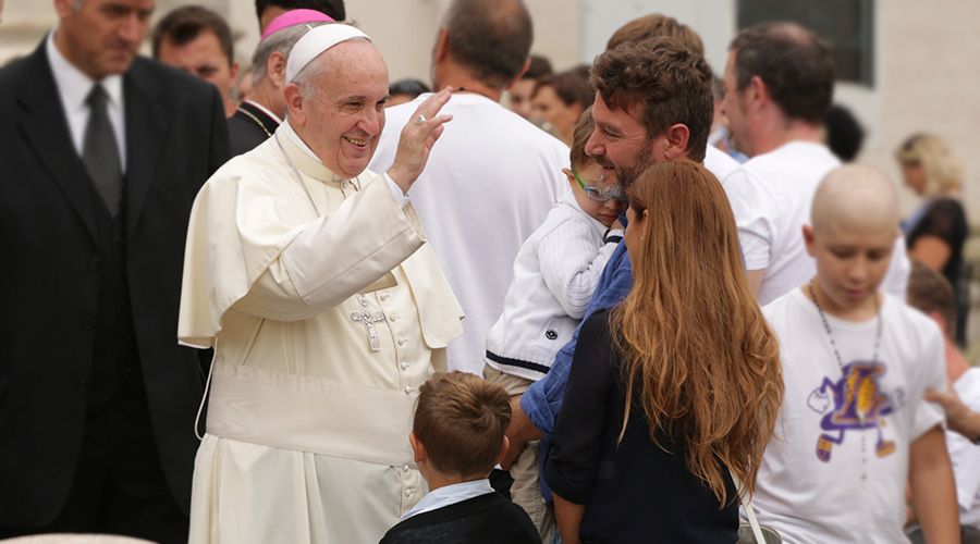 Papa Francisco: La familia “como imagen de Dios” es solo una, formada por hombre y mujer