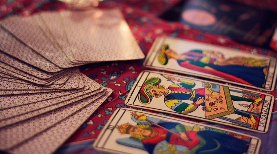 Un científico explica 3 razones por las que algunos creen en el tarot y la ouija