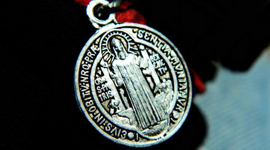Conoces el significado de la medalla de San Benito? – Mater Mundi TV