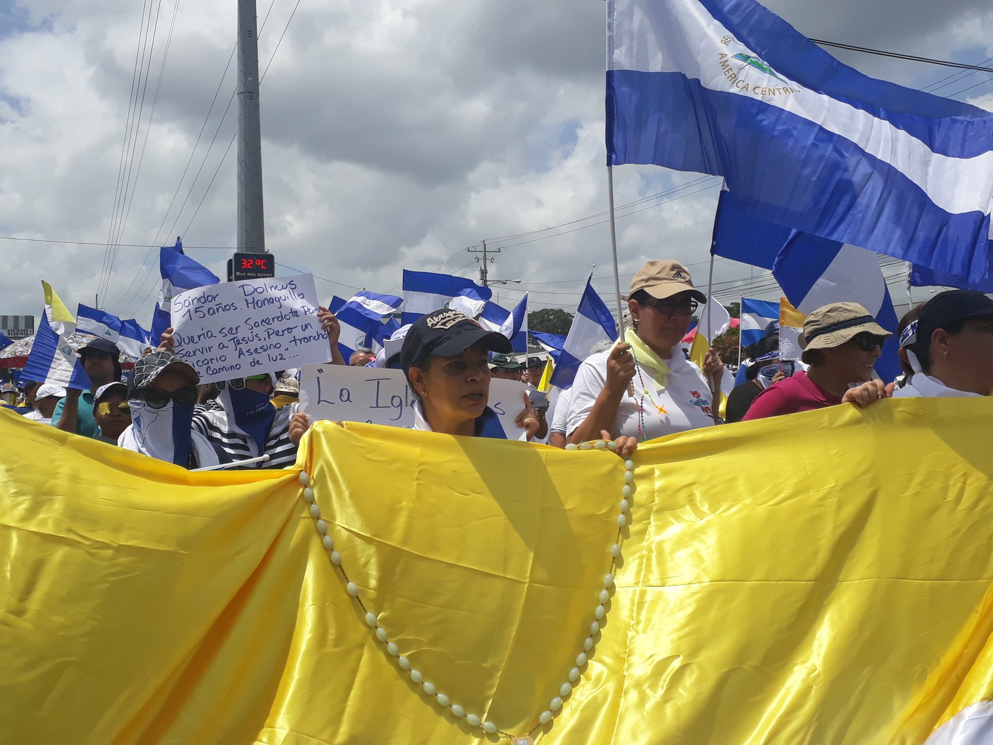 Miles marchan en apoyo la Iglesia en Nicaragua