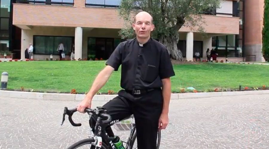 Peregrinación sobre ruedas: Sacerdote irá del Vaticano a Lourdes por una causa especial