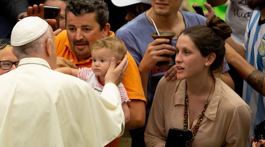 Por la carrera y el éxito se sacrifican a los hijos y no se tienen, denuncia el Papa