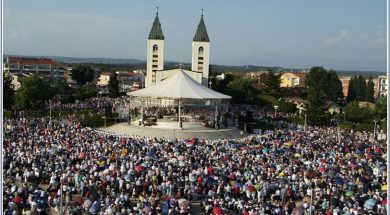 Medjugorje-Explanada-llena