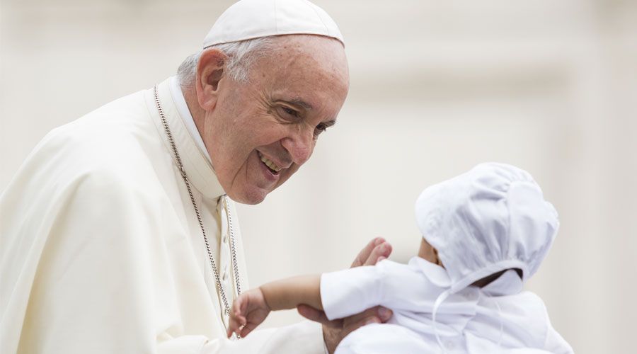 El Papa Francisco recuerda el deber de respetar a los padres: “Os han dado la vida”