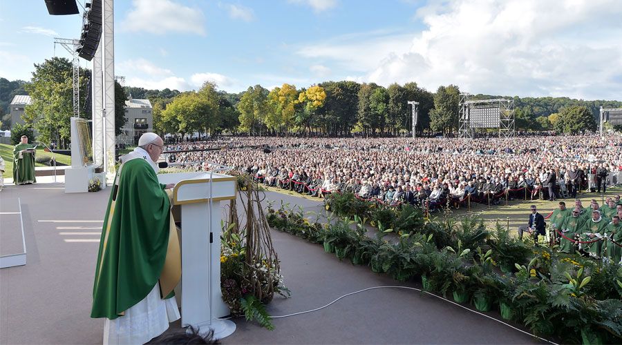 El Papa rechazó el afán de poder y de gloria que oculta el sufrimiento del pueblo fiel