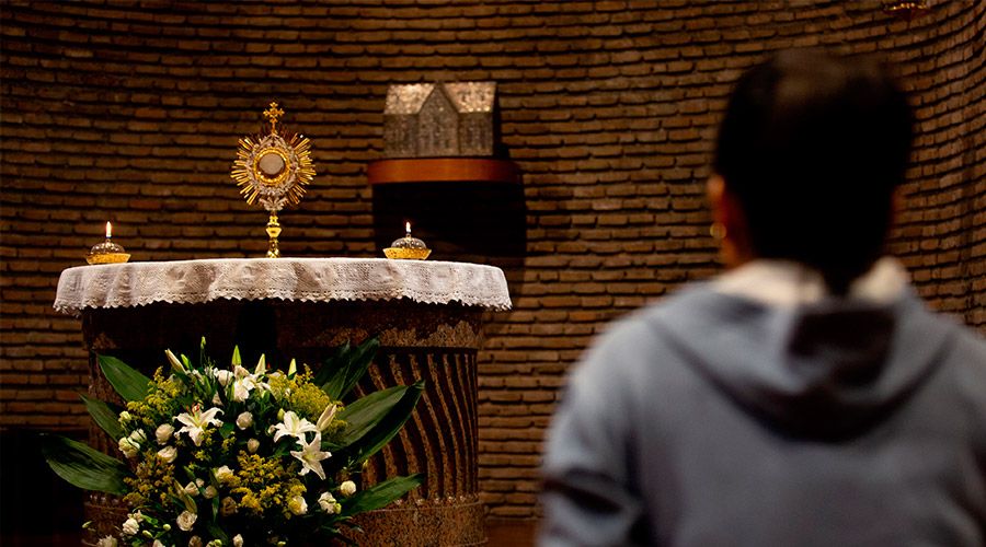 Jóvenes rezan por intercesión de San Juan Pablo II durante Sínodo de los Obispos