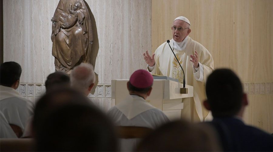 El Papa pide vivir con austeridad: “Que el Señor nos libre del mal del consumismo”