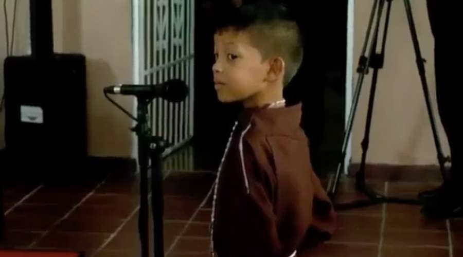 Niño vestido de “franciscano” cantó una sencilla canción al Papa Francisco