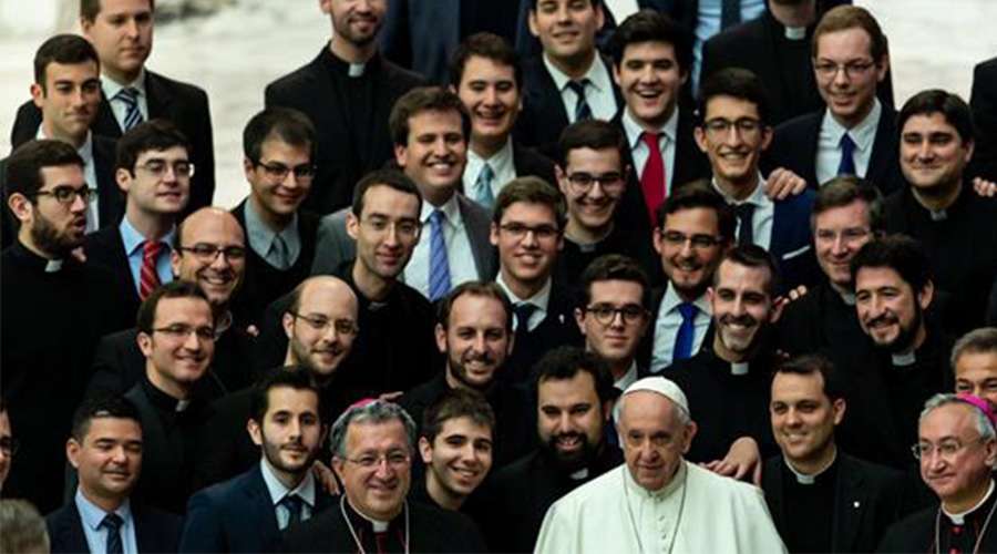 Papa Francisco exhortó a seminaristas edificar su vocación sobre estas “columnas”