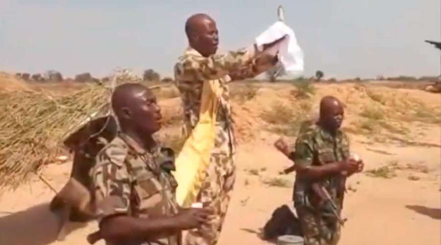 Resultado de imagen para soldados nigerianos reciben bendiciÃ³n con el santÃ­simo sacramento