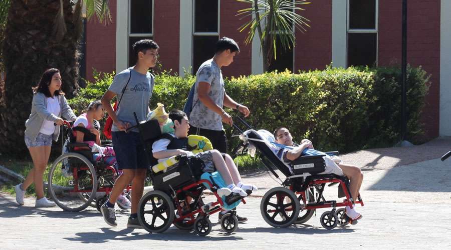 Jóvenes usan sus vacaciones para servir en hogar de personas con discapacidad