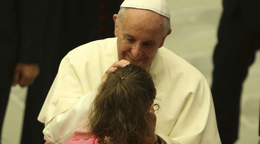 El Papa alienta a jóvenes a no dejar la parroquia después de la Confirmación