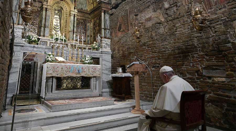 El Papa Francisco se recoge en emocionante oración ante la Virgen de Loreto