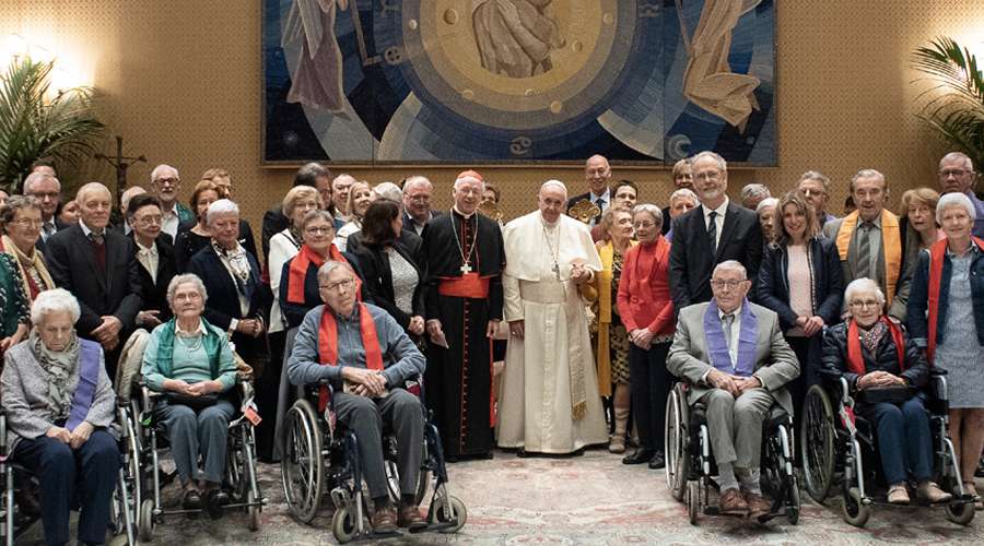 El Papa recibió en el Vaticano a este coro de ancianos enfermos de Alzheimer