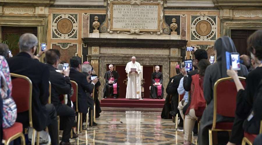 Papa Francisco: la Biblia no es una colección de libros para estudiar