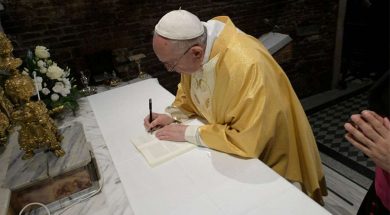 PapaFranciscoFirmaExhrtacionApostolica_VaticanMedia_25032019