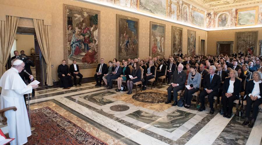 Desperdiciar comida es descartar a la gente, advierte el Papa