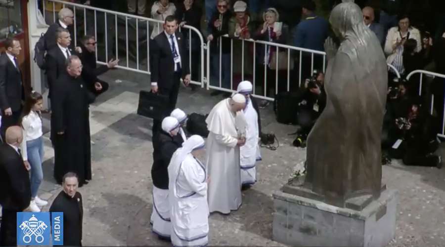 El Papa Francisco visita el memorial de la Madre Teresa en Macedonia del Norte